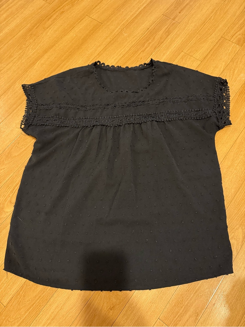Women’s Black Lace Trim Dot-Textured Short Sleeve Top